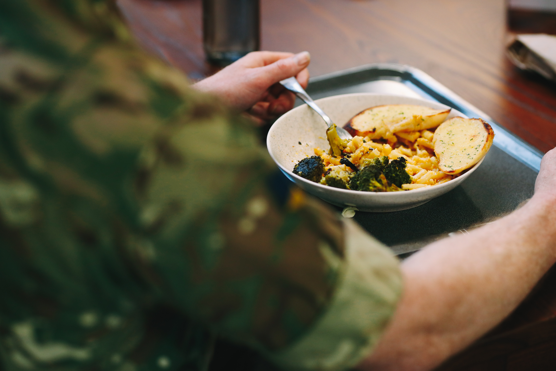 military eating food on base
